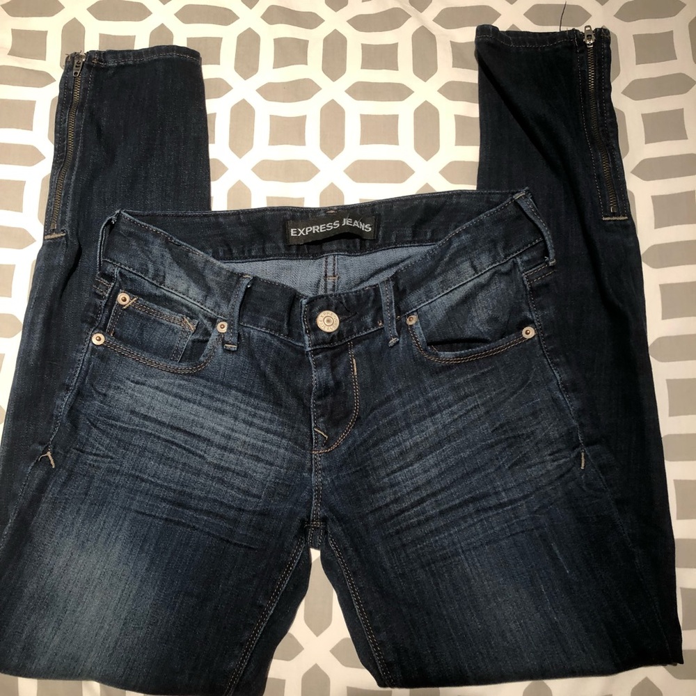 Express woman’s cropped skinny jeans